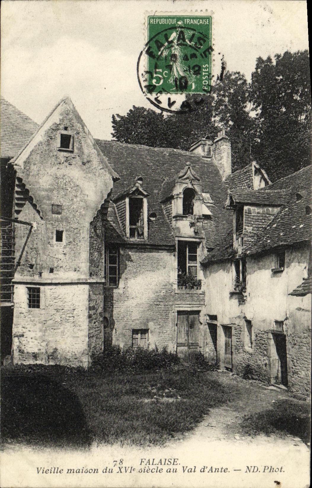 FALAISE — Vieille maison du XVIe siècle au Val d'Ante — ND. Phot.