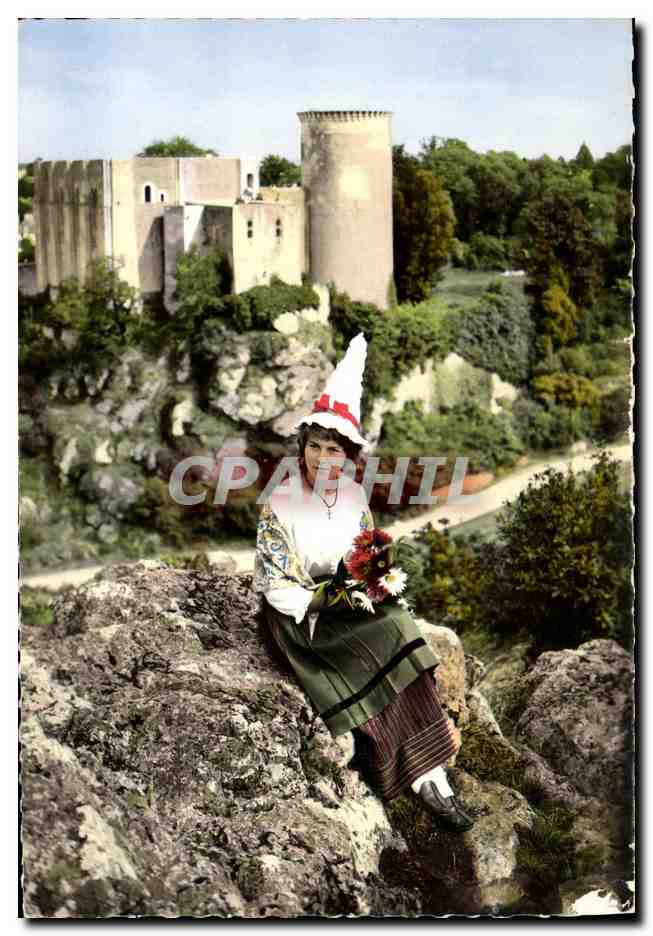 Femme en costume traditionnel — au pied du château de Guillaume le Conquérant — Édition du Syndicat de l'Initiative, Falaise