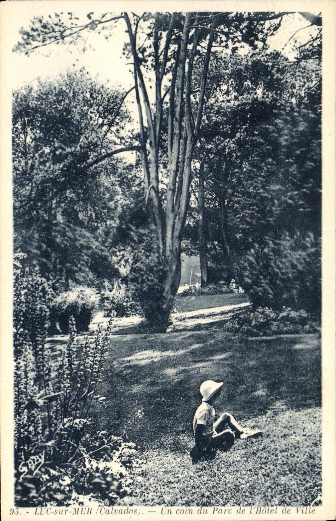 LUC-sur-MER (Calvados) — Un coin du Parc de l'Hôtel de Ville — Gaby, n°95