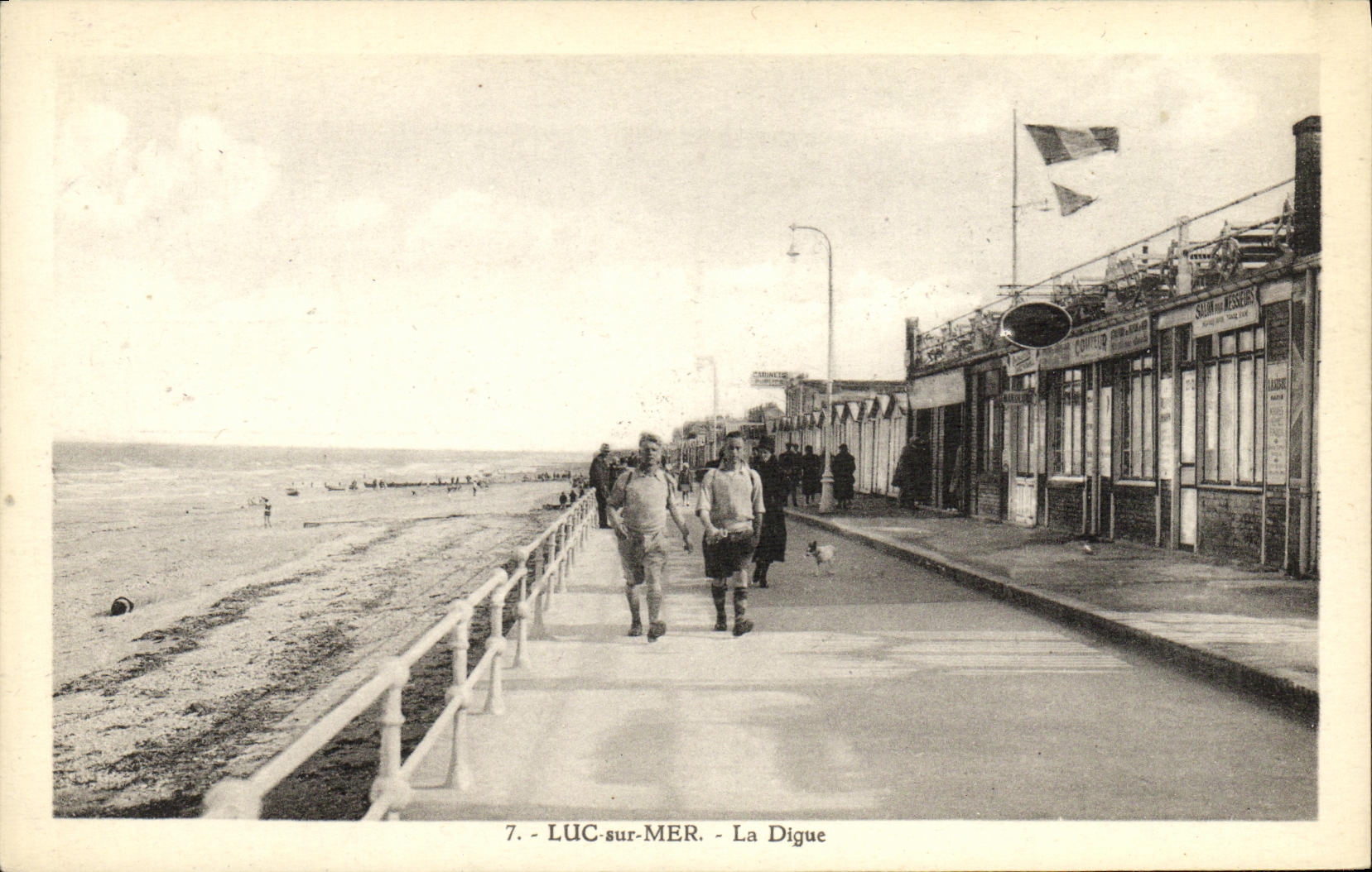LUC-sur-MER - La Digue — vue de la promenade et des commerces