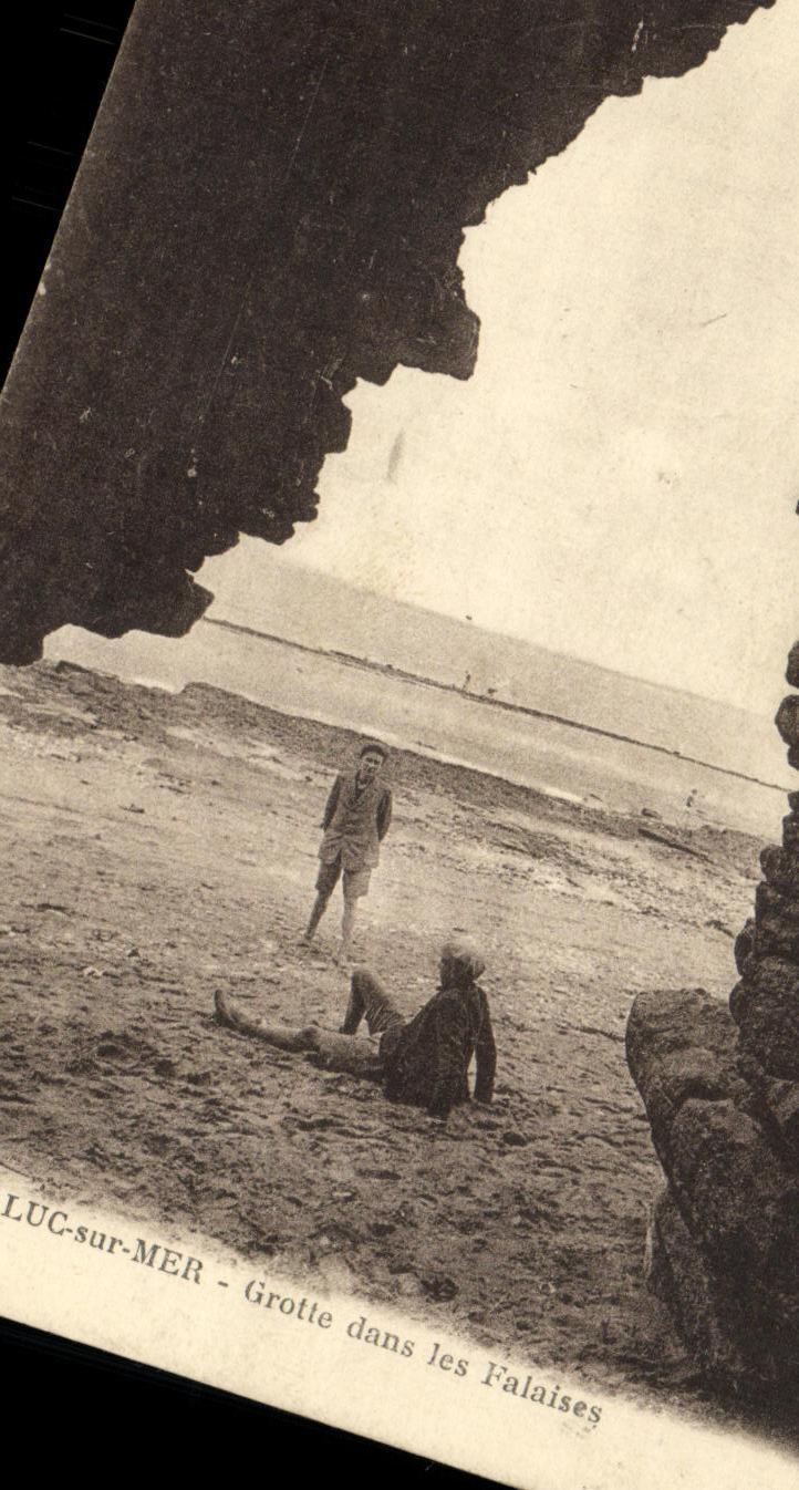 LUC-sur-MER - Grotte dans les Falaises — éditeur non identifié
