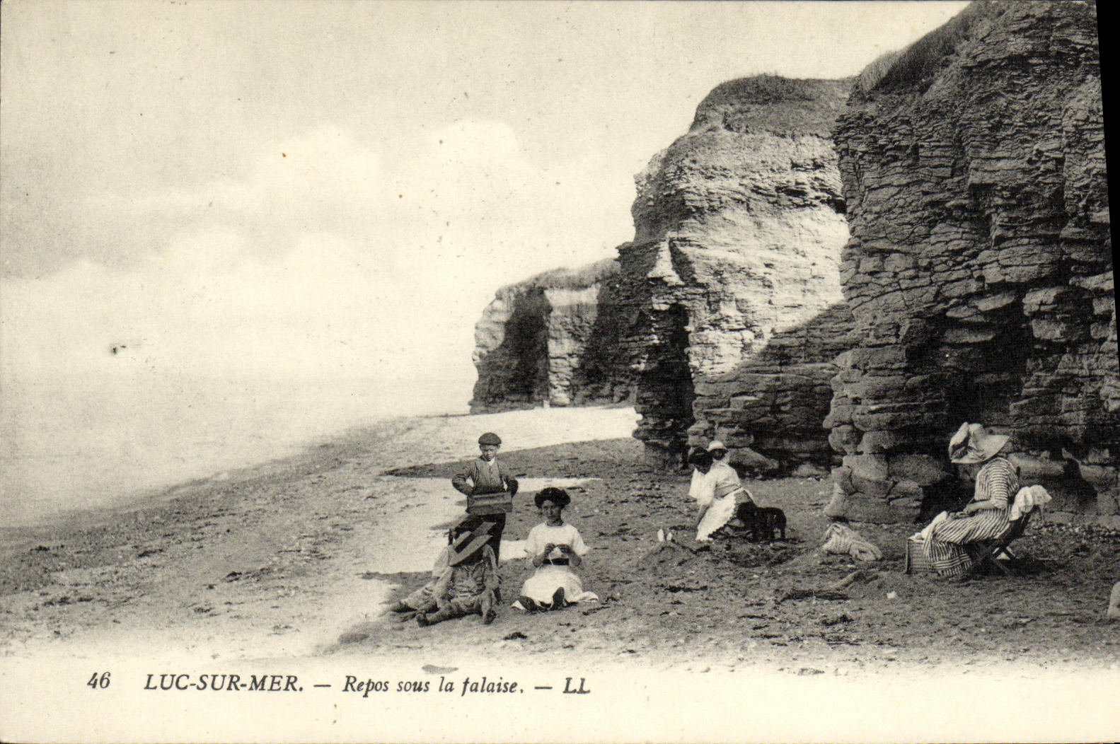 CPA Luc Sur Mer les Falaises Repos Enfants