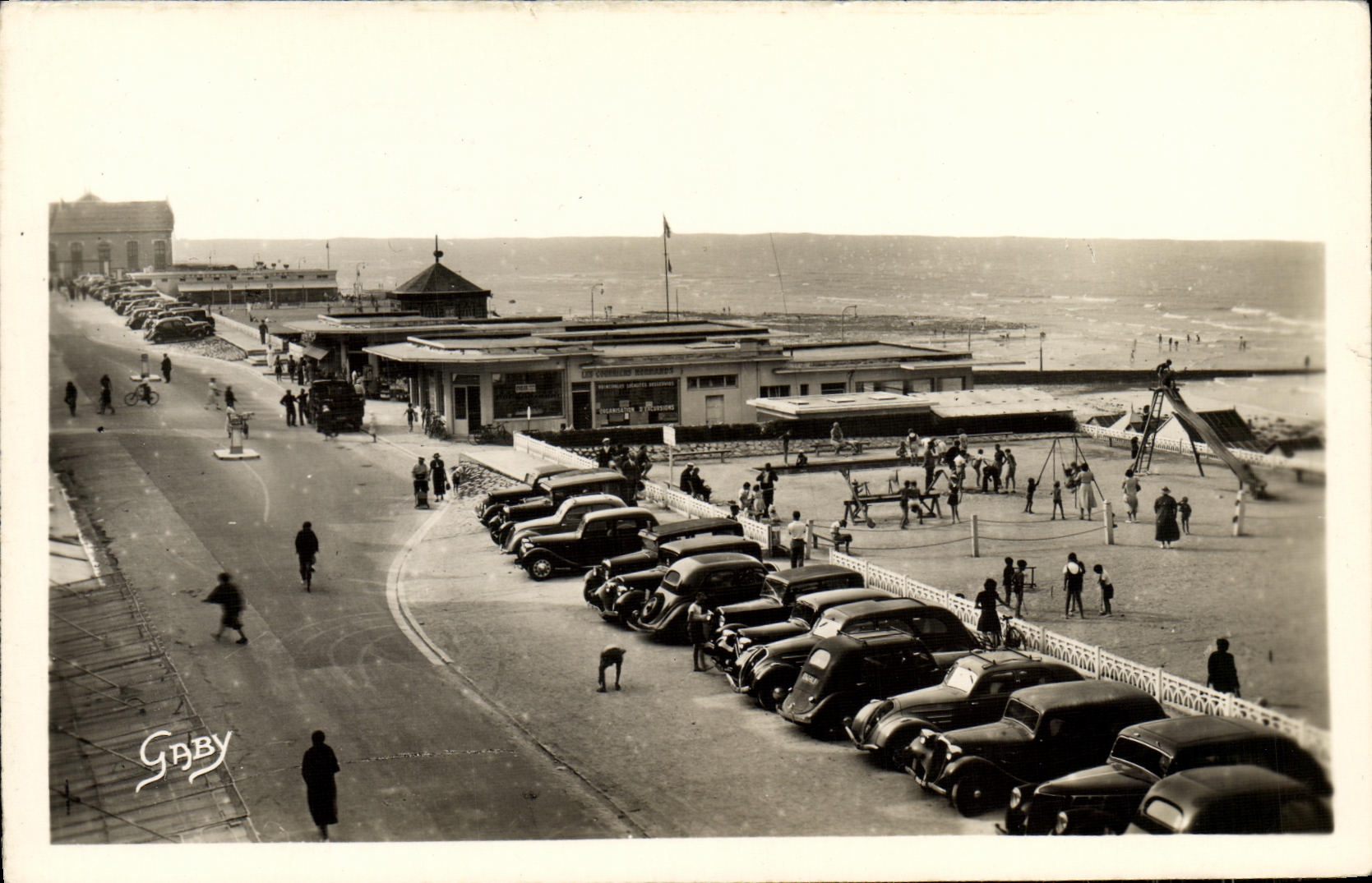 CPM Luc Sur Mer Les Jeux les Magasins et la Plage