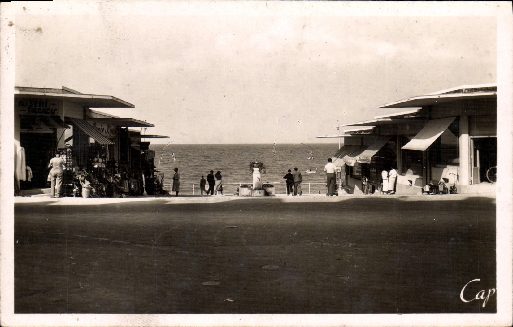CPM Luc Sur Mer Les Bazars