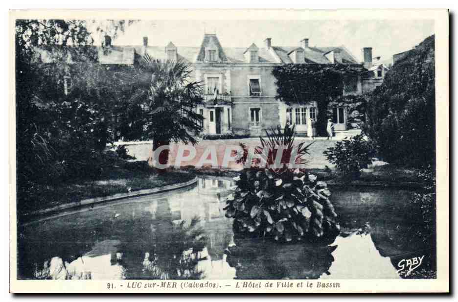 CPA Luc Sur Mer L Hotel de Ville et le Bassin