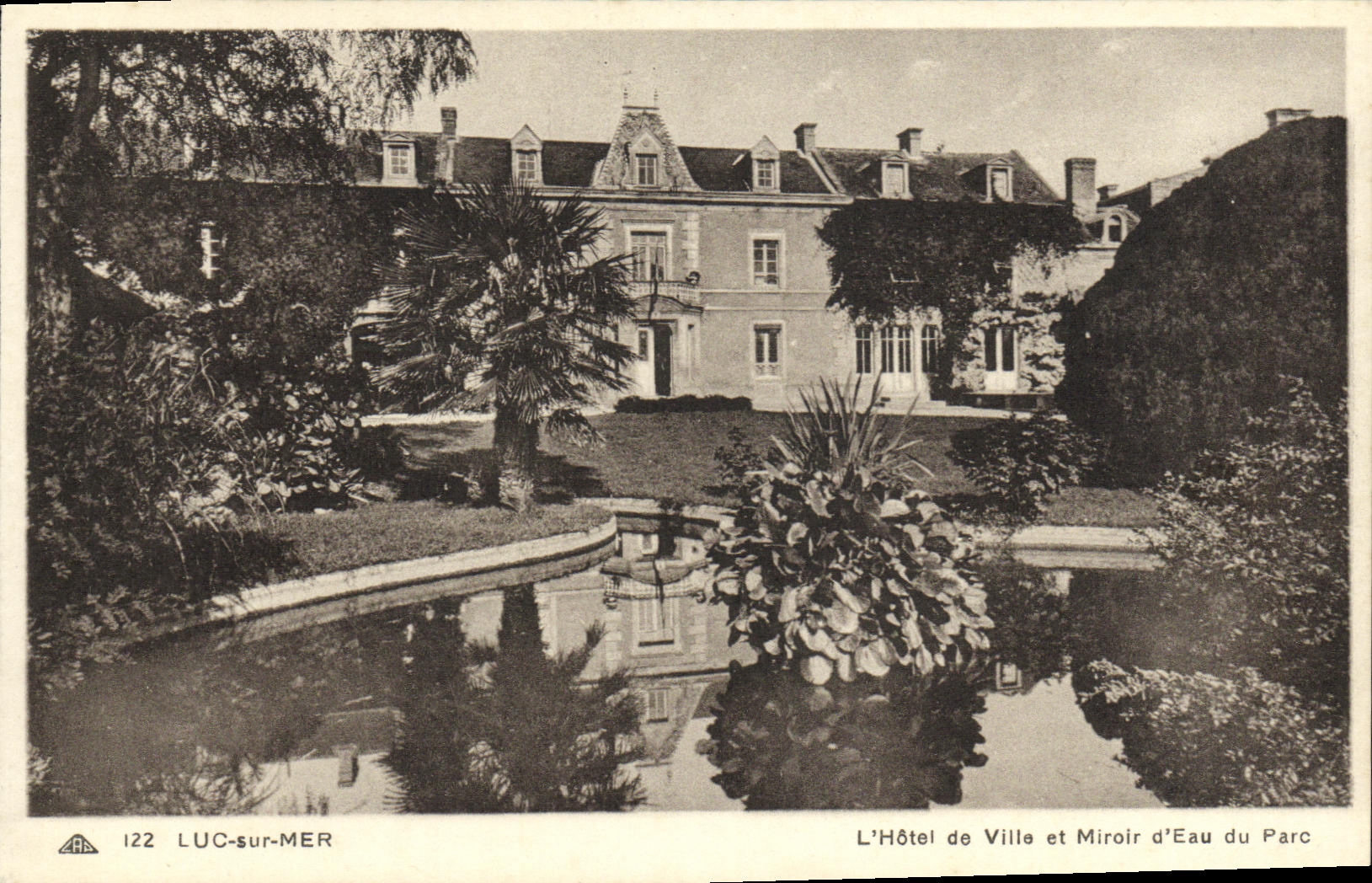 LUC-sur-MER — L'Hôtel de Ville et Miroir d'Eau du Parc — AR 122