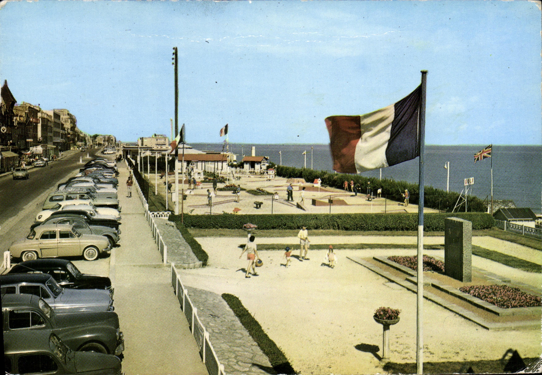 Luc-sur-Mer — Le Monument de la Libération et le Golf miniature — Gabycolore, Nantes