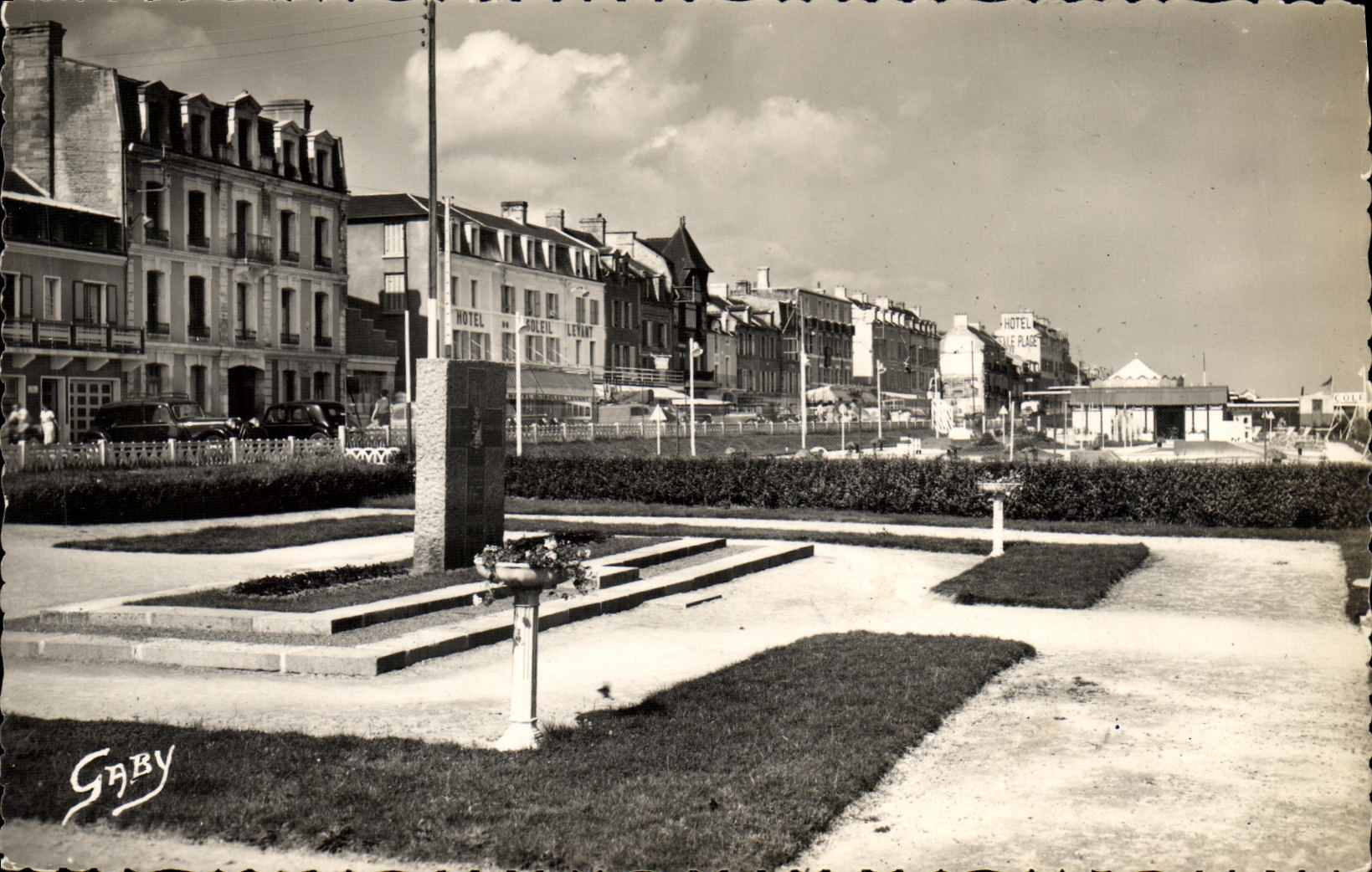 CPM Luc Sur Mer Le Monument de la Liberation et la Rue Charcot