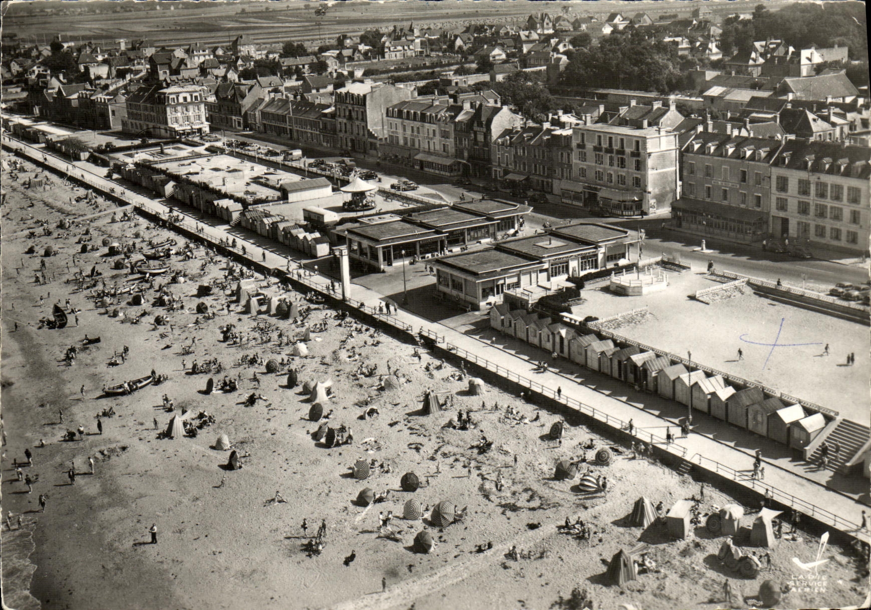 CPM Luc Sur Mer Vue Generale Aerienne Centre de la Plage