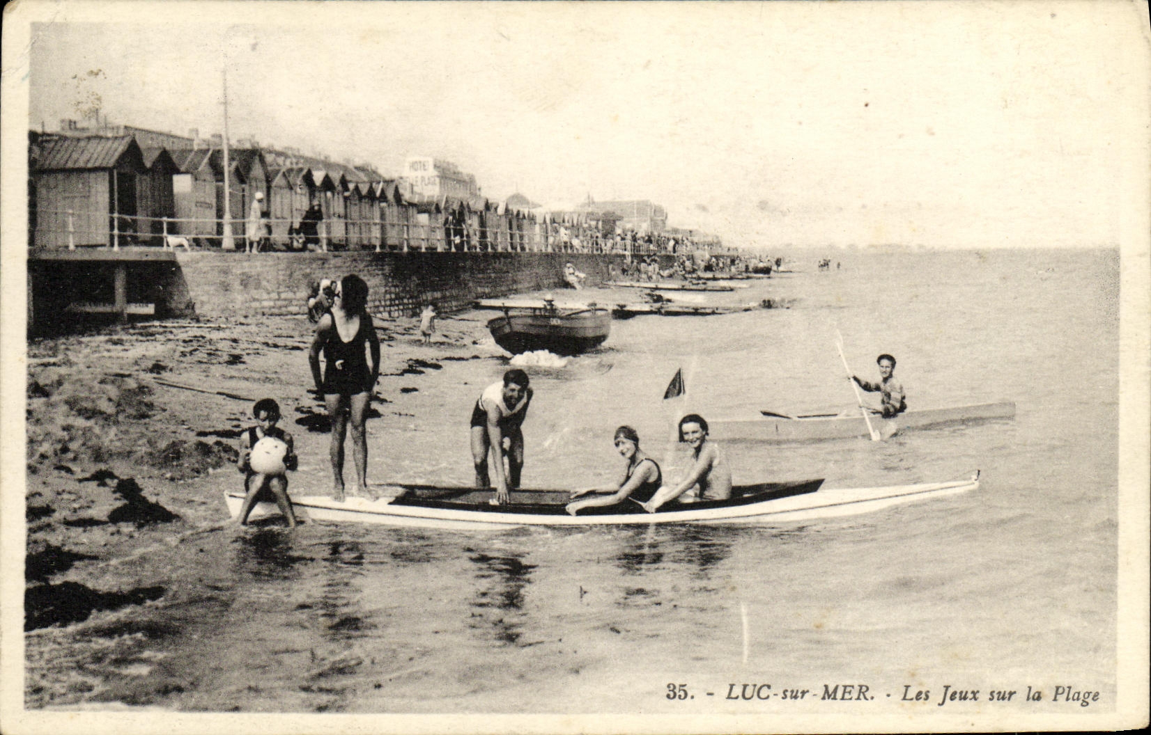 CPA Luc Sur Mer Les Jeux Sur La Plage Bateau Canoe