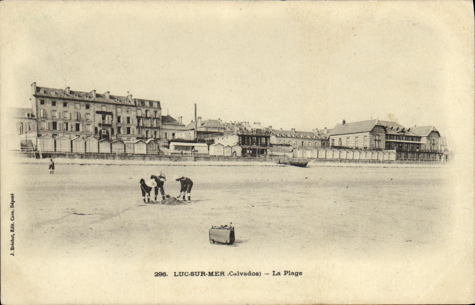 Luc-sur-Mer (Calvados) — La Plage — J. Brichet, Édit. Com. Déposé