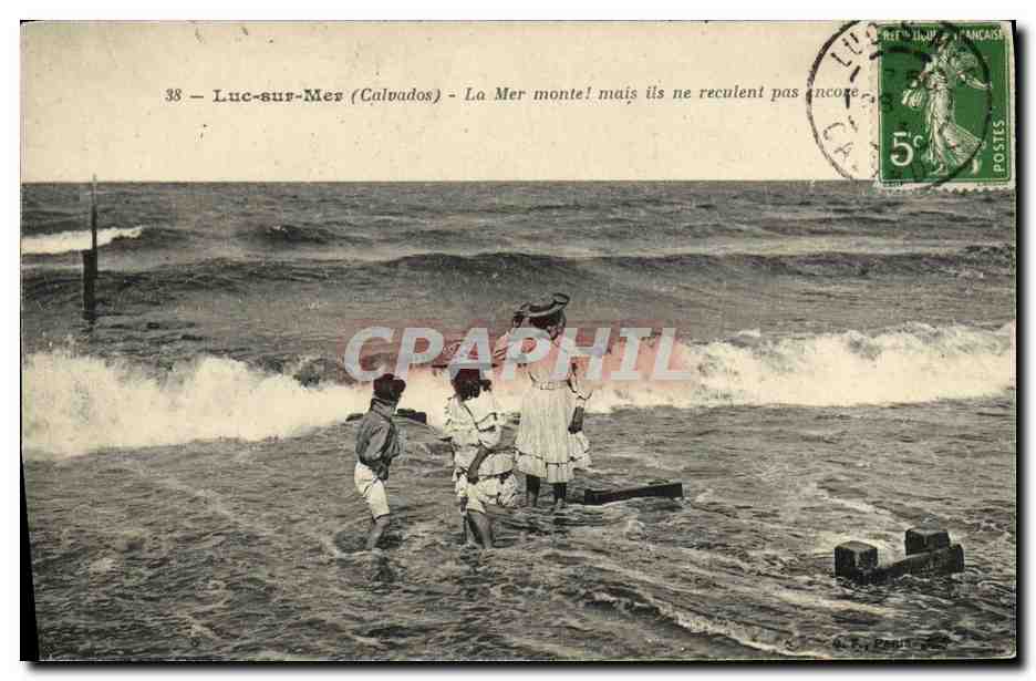 CPA Luc Sur Mer Femme et enfants