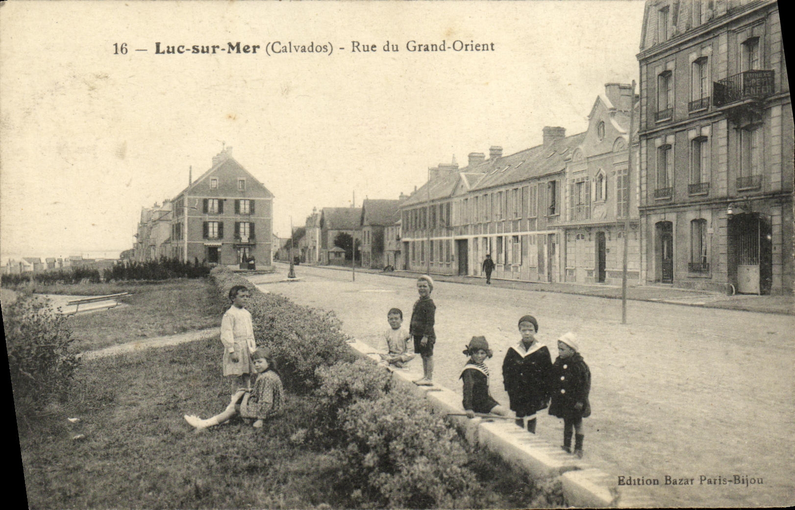 Luc-sur-Mer (Calvados) - Rue du Grand-Orient — Kinder spielen — Edition Bazar Paris-Bijou n°16