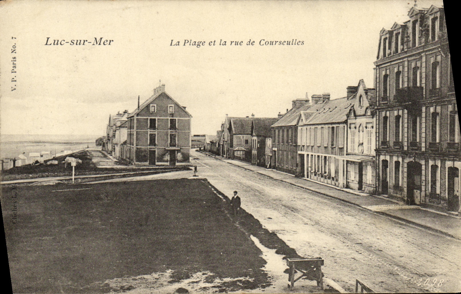 Luc-sur-Mer — La Plage et la rue de Courseulles — V. P. Paris No. 7