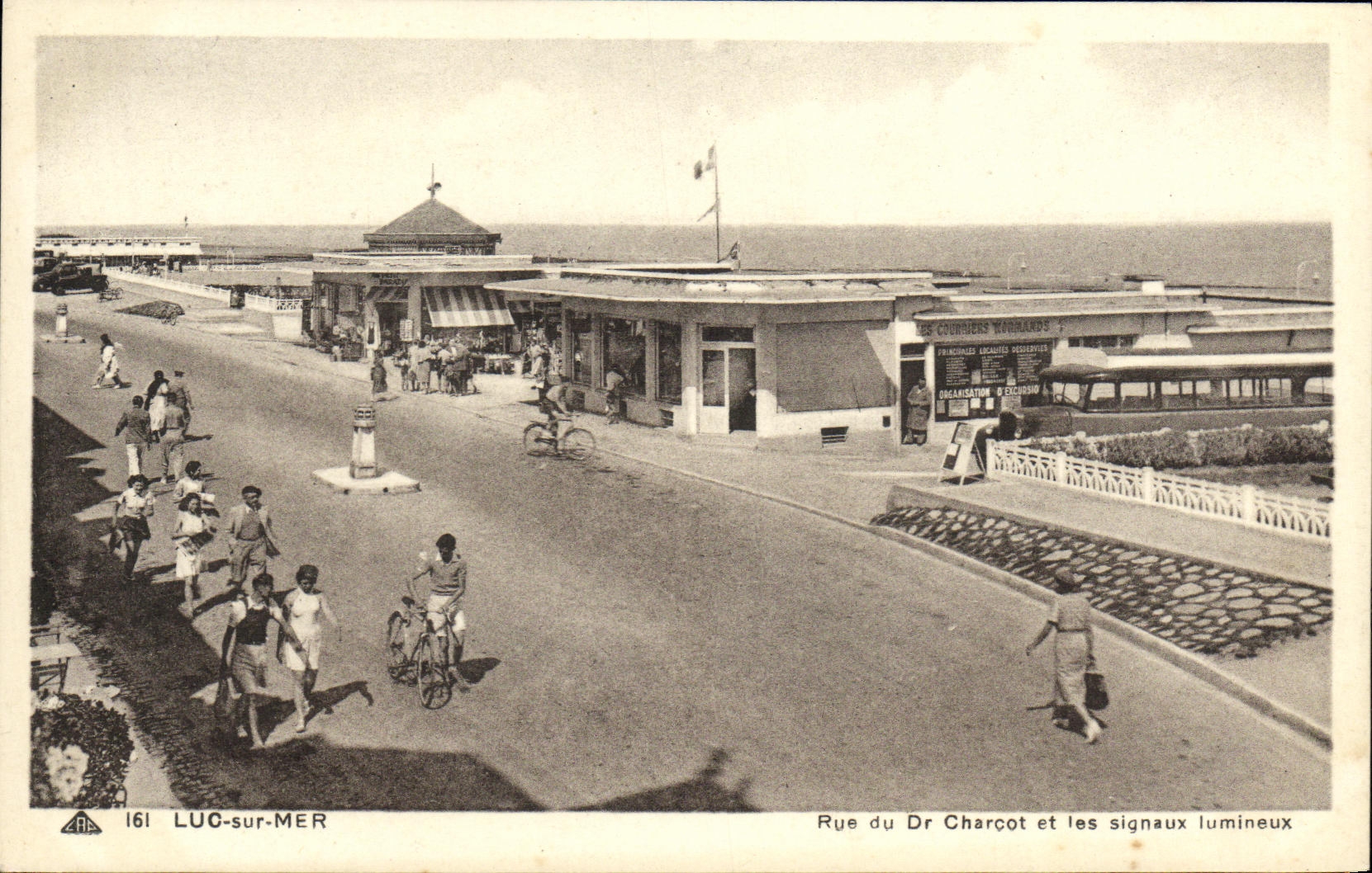 CPA Luc Sur Mer Rue Du Dr Charcot et les Signaux lumineux