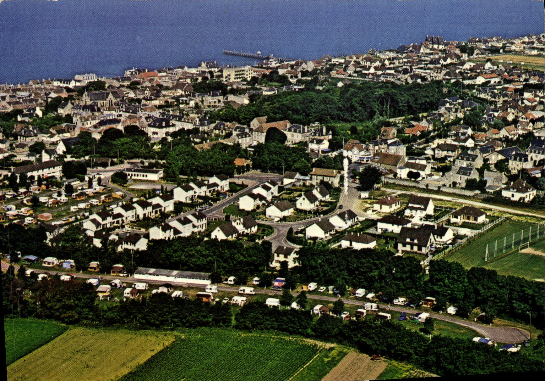 Luc-sur-Mer — Vue Générale au 1er plan le Caravaning — éditeur J. Arnaud Frères