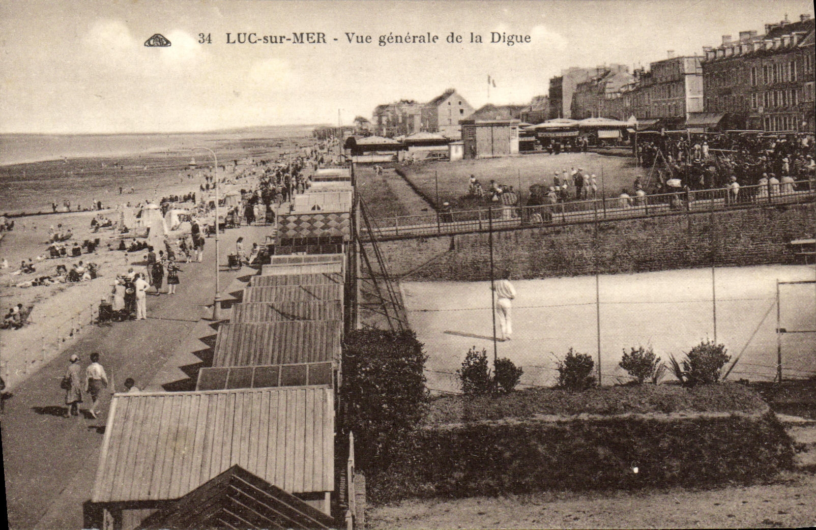 CPA Luc Sur Mer Vue Generale de la Digue Tennis