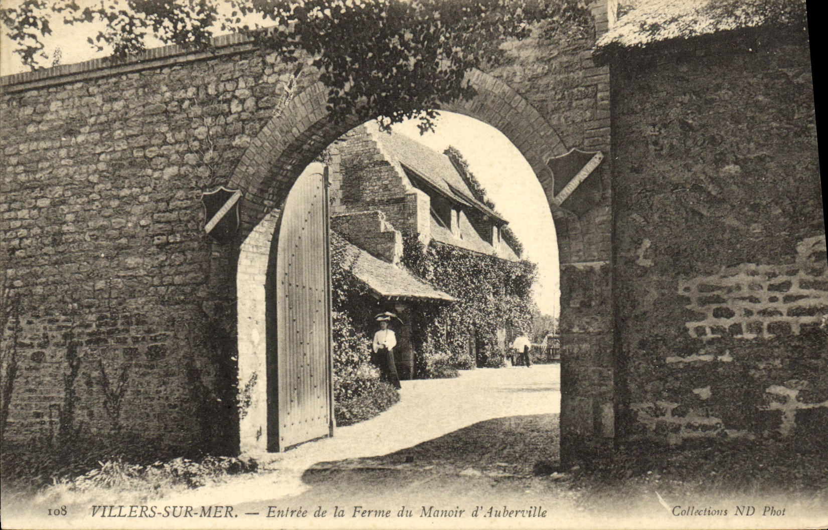 Antike Ansichtskarte Villers-sur-Mer Eingang zur Farm des Schlosses Auberville