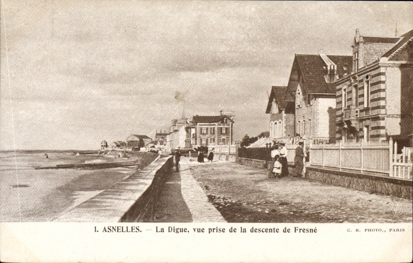 Asnelles — La Digue, vue prise de la descente de Fresné — C. B. PHOTO, PARIS