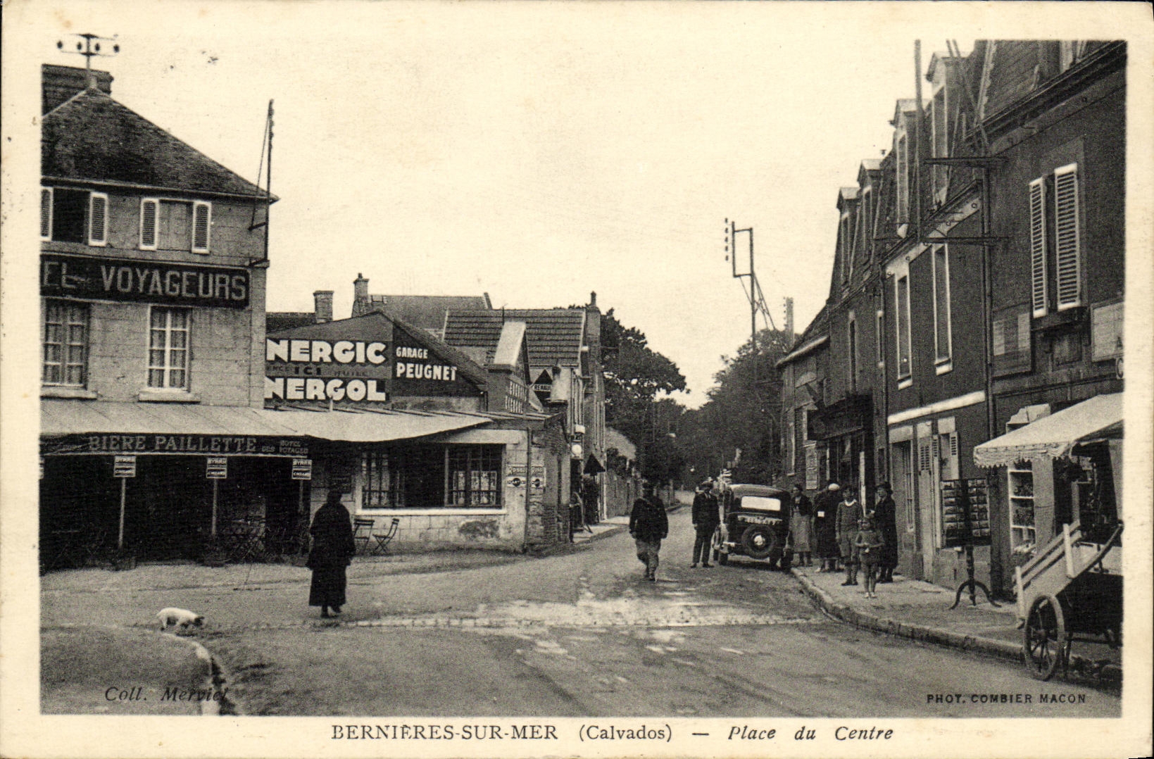 Bernières-sur-Mer (Calvados) — Place du Centre — Phot. Combier Macon