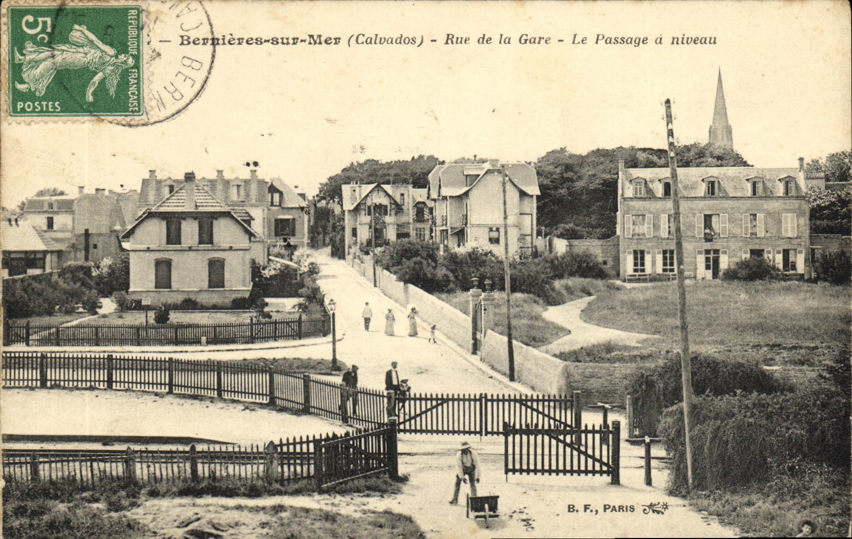 CPA Bernieres Sur Mer Rue de la Gare Le Passage a niveau