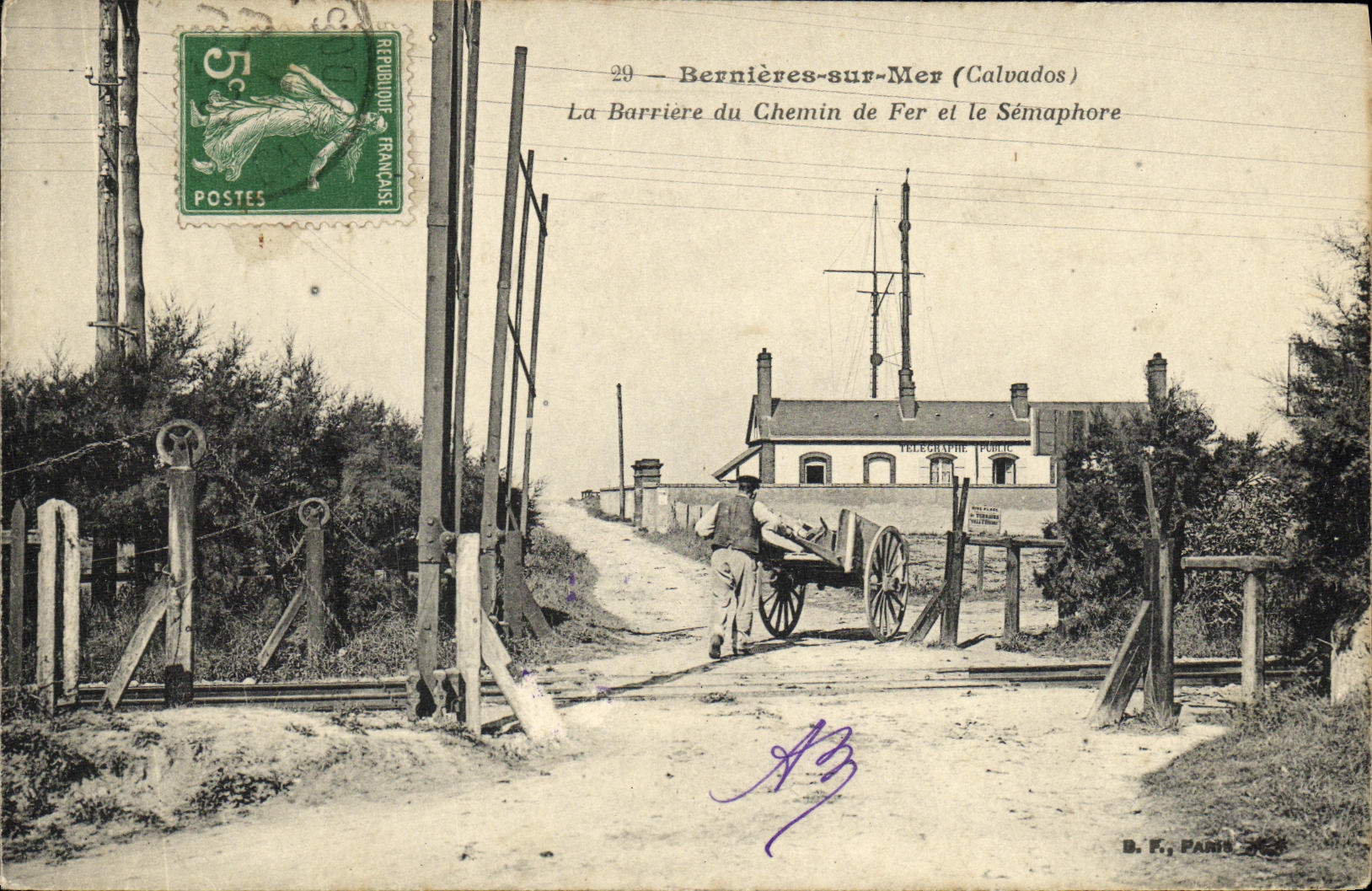 CPA Bernieres Sur Mer La Barriere du Chemin de fer et le Semaphore