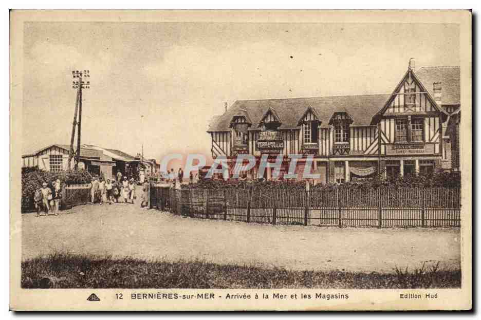 CPA Bernieres sur Mer Arrivee a la Mer et les Magasins