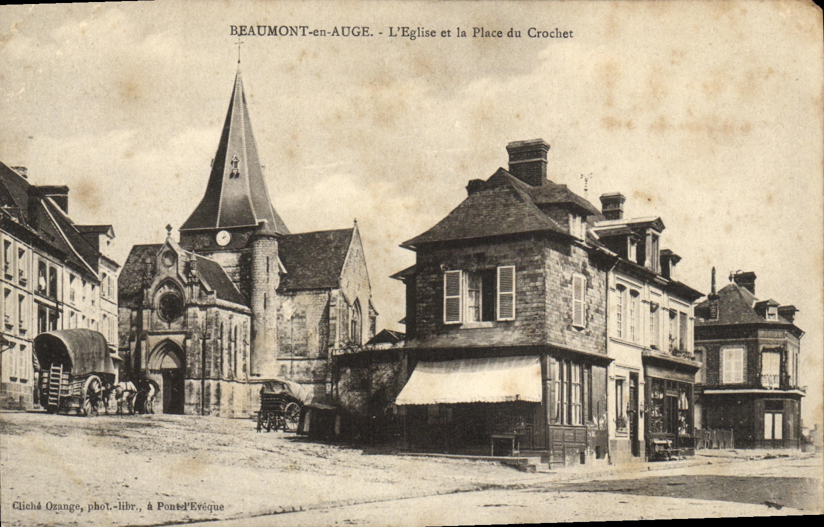 Beaumont-en-Auge - L'Église et la Place du Crochet — Cliché Ozange, phot.-libr., à Pont-l'Évêque