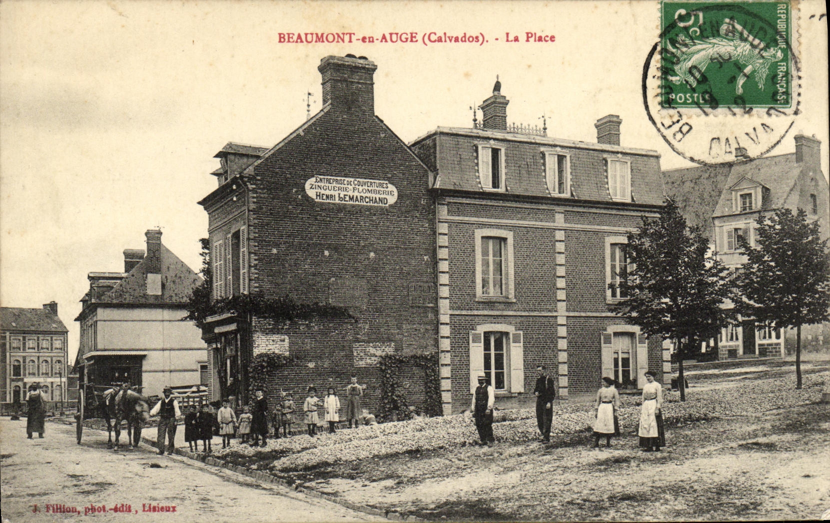 CPA Beaumont en Auge La Place TOP Entreprise Henri Lemarchand