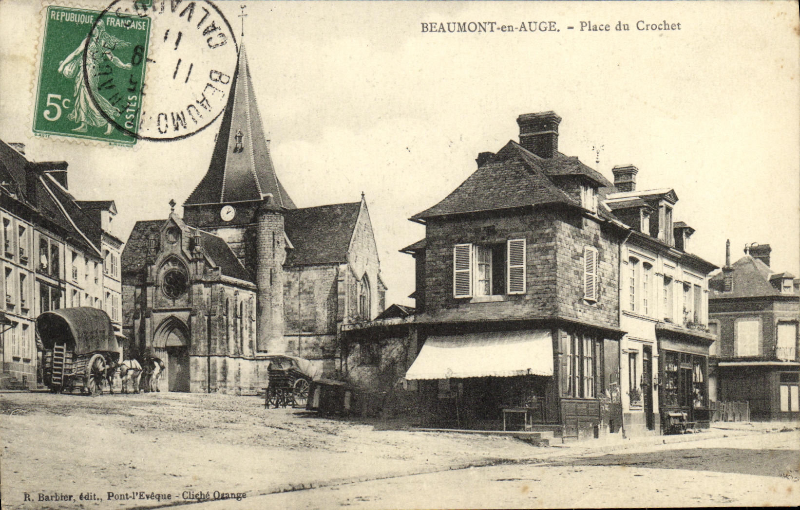 Beaumont-en-Auge — Place du Crochet — R. Barbier, édit., Pont-l'Évêque — Cliché Orange