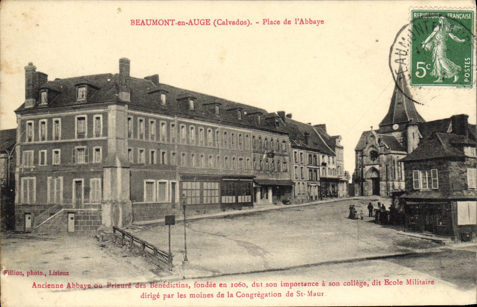 Beaumont-en-Auge (Calvados) - Place de l'Abbaye — Ancienne Abbaye ou Prieuré des Bénédictins, fondée en 1060 — Fillion, photo. Lisieux