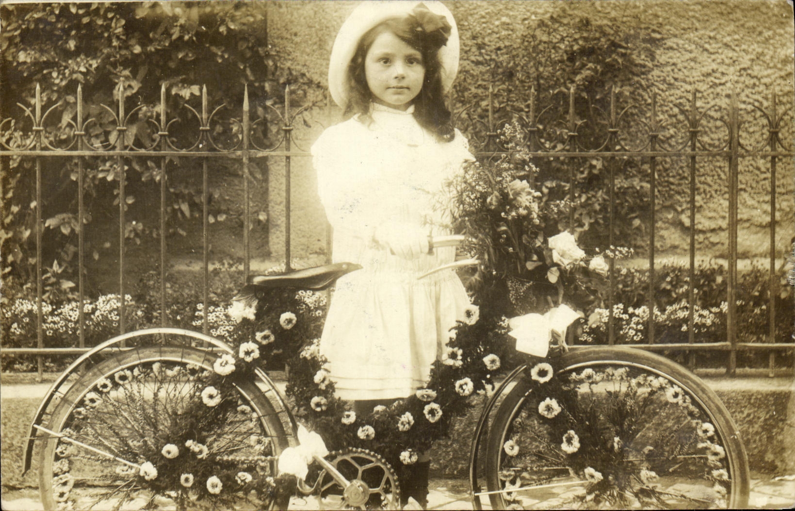 Femme avec vélo décoré de fleurs — Balleroy — Carte postale