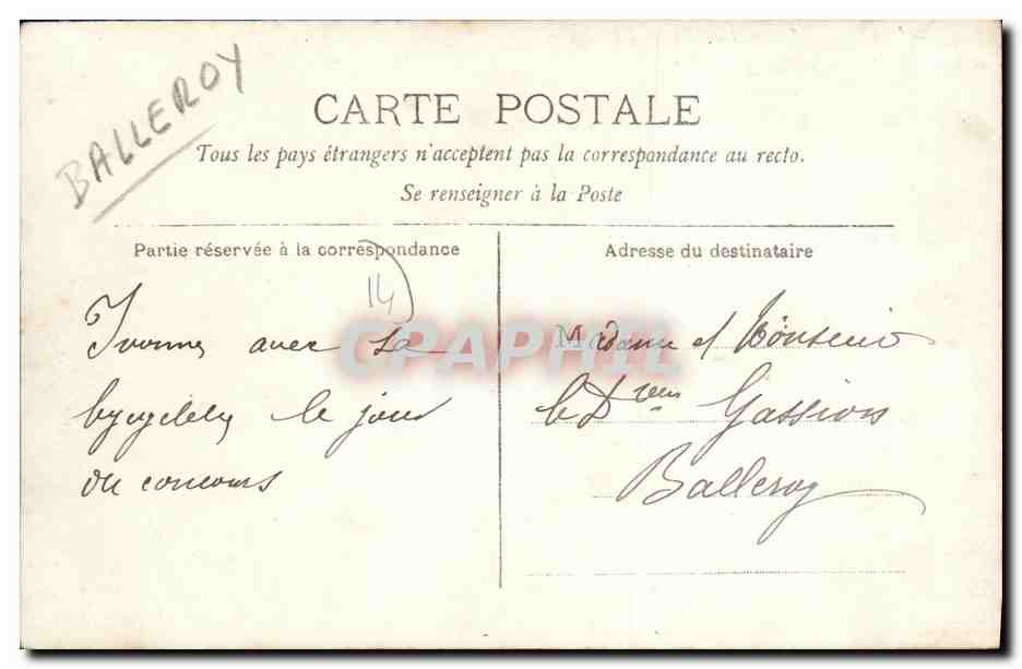 Femme avec vélo décoré de fleurs — Balleroy — Carte postale — Verso