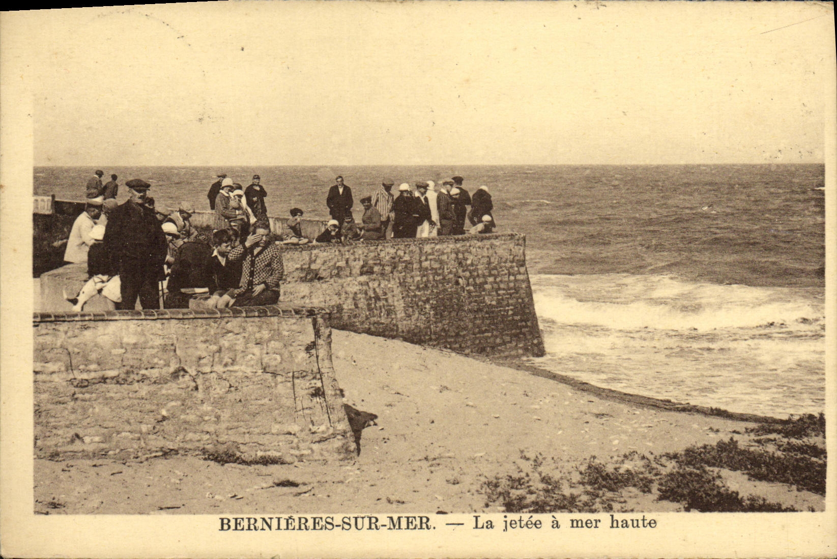 CPA Bernieres sur Mer La jetee a mer haute