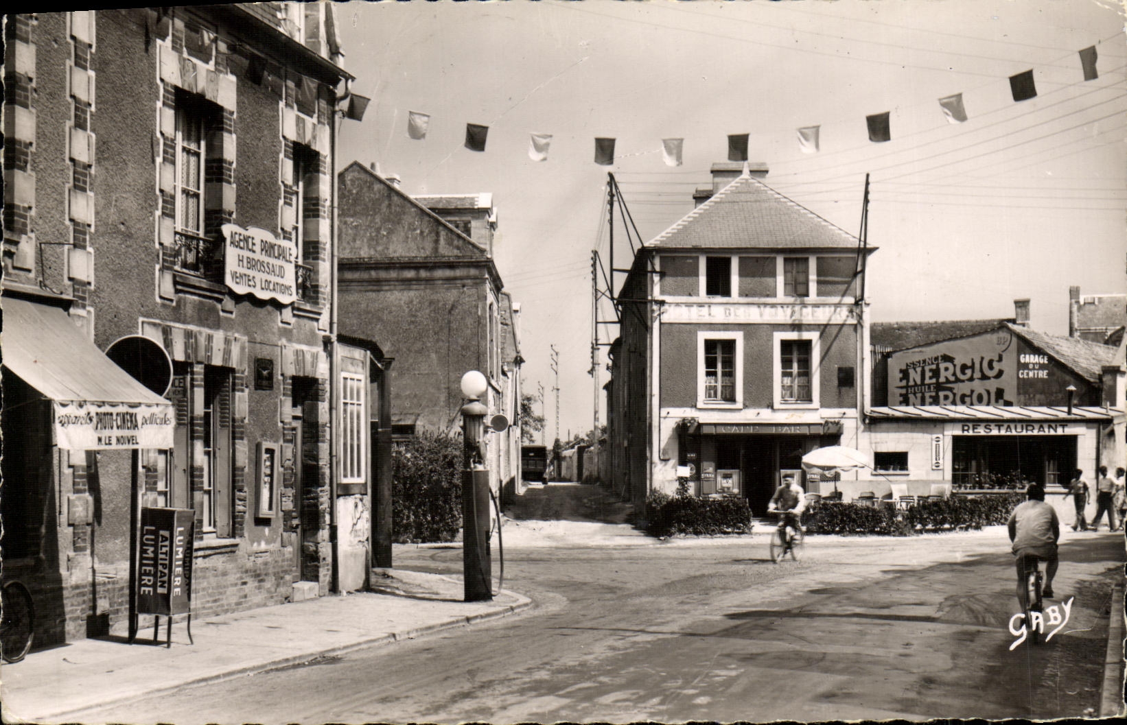 CPM Bernieres sur Mer Place du Centre et hotel des voyageurs