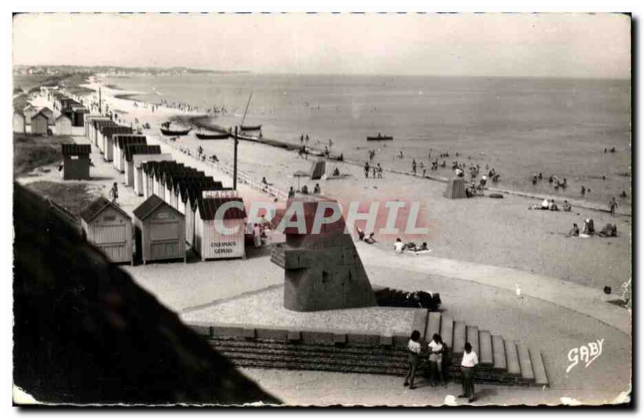 CPM Bernieres sur Mer La Plage et le Monument Commemaratif du Debarquement des Armees alliees Militaria