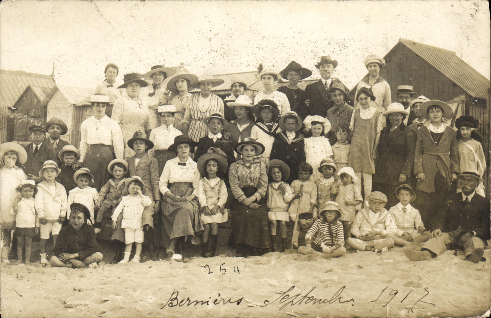 Bernières-sur-Mer — groupe familial et enfants — 254
