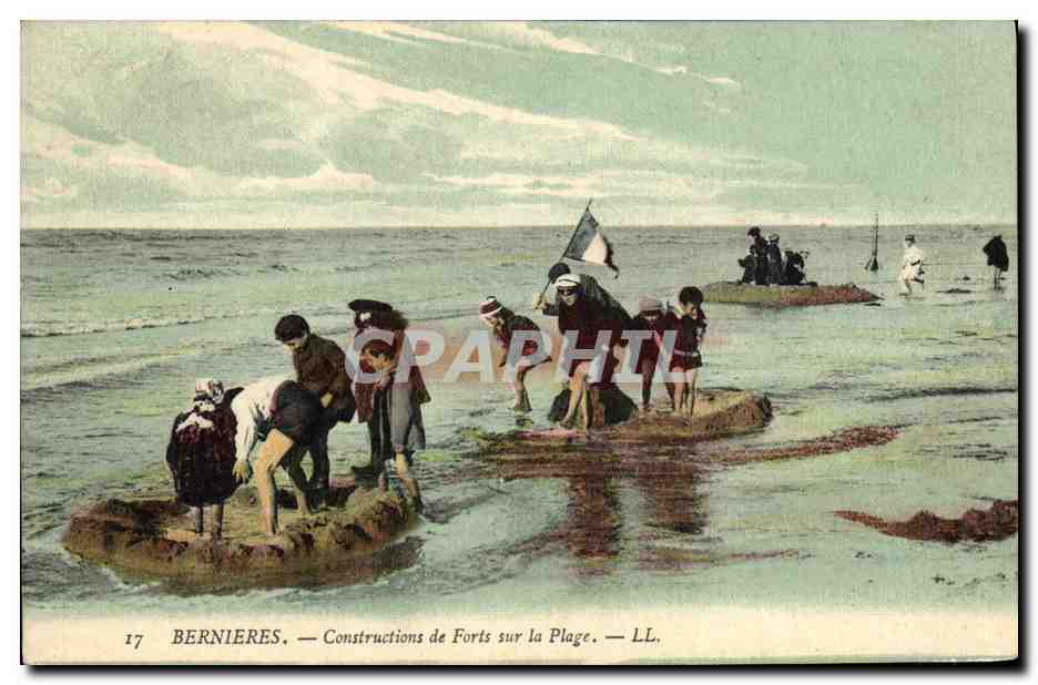 CPA Bernieres Constructions de Forts sur la Plage Enfants