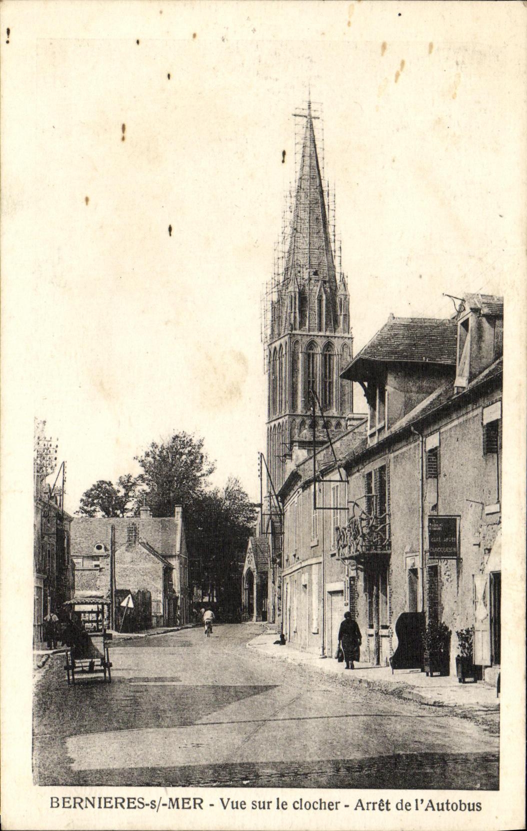CPA Bernieres s Mer Vue sur le Clocher Arret de l Autobus