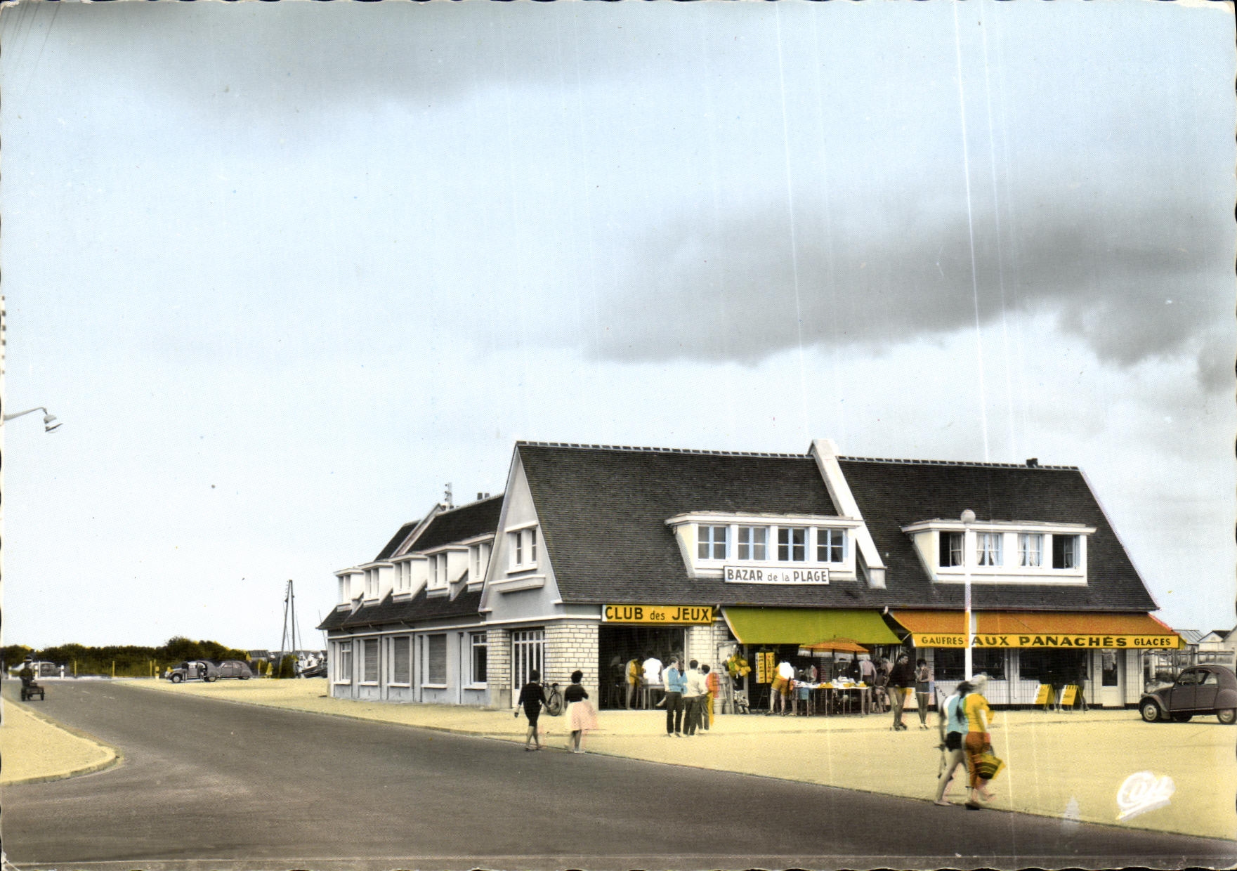 Bernières-sur-Mer — Der Eingang zum Strand und die neuen Geschäfte — Réal-Photo