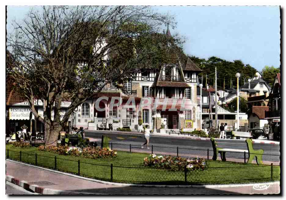 Blonville-sur-Mer — L'Hôtel de Ville et les Jardins — Imprimeur Combiér