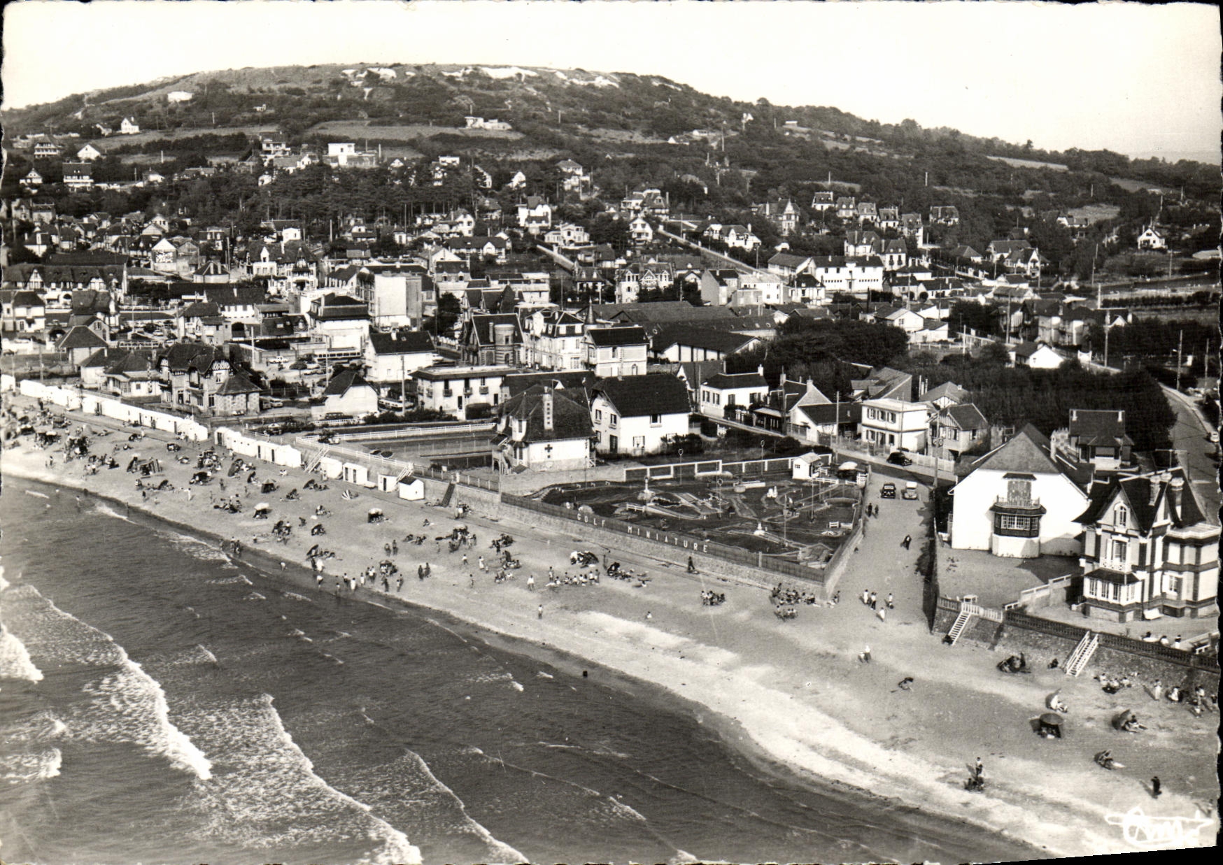 ÉLONVILLE-sur-MER (Calvados) — Allgemeine Luftaufnahme. Der Strand, der Mini-Golf, die Villen — COMBIER (Sèvres) n°313-67