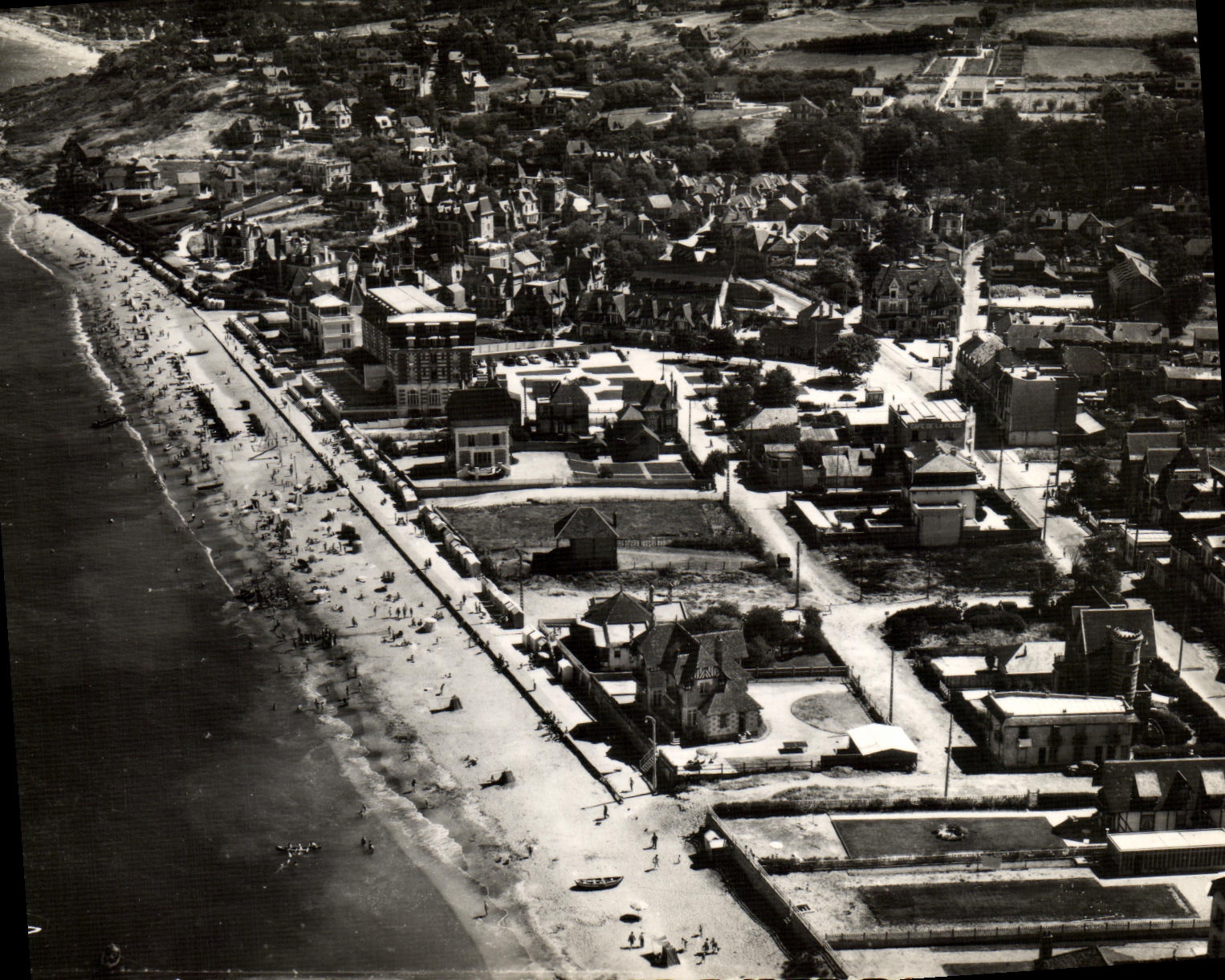Blonville-sur-Mer (Calvados) — Vue générale aérienne de la plage - Au loin, Bénerville — Éditions Aériennes Combier, n° 14