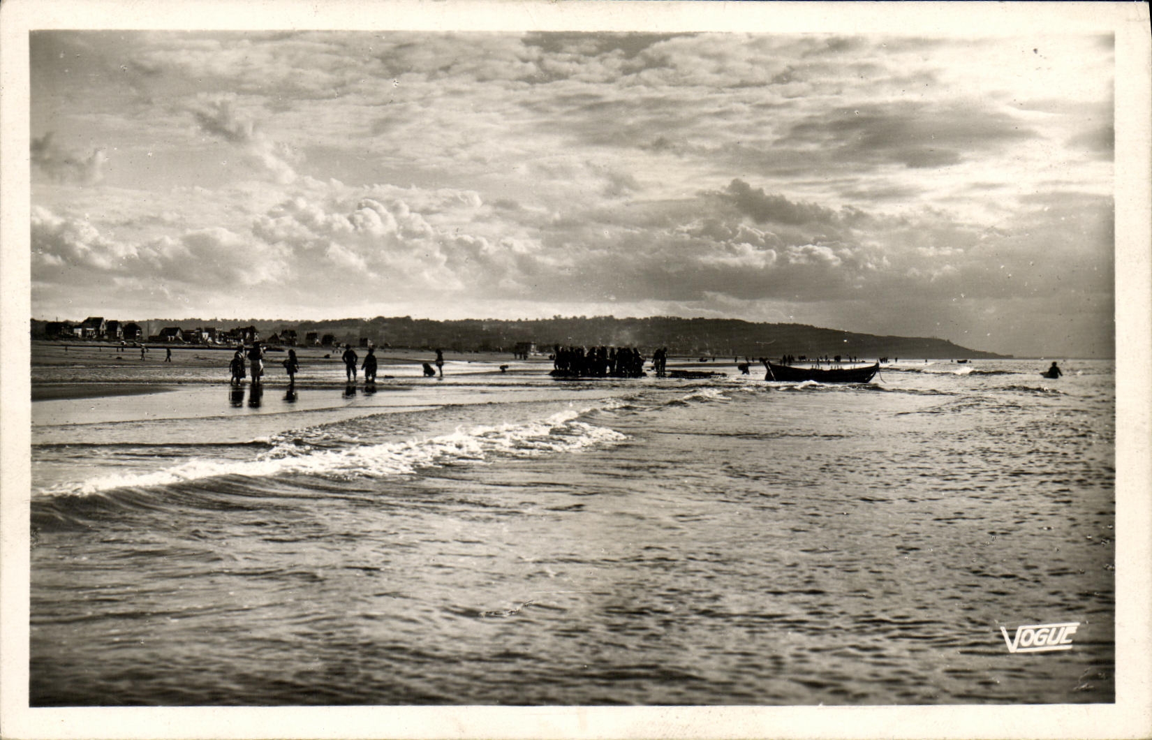 CPM Blonville sur Mer La Plage et les Pecheurs au filet