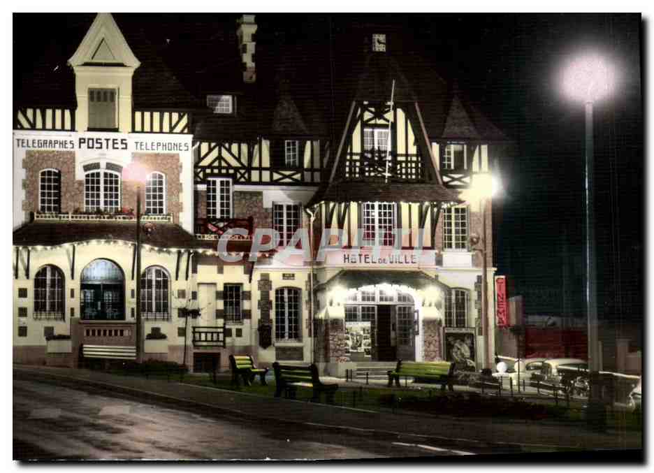 Blonville-sur-Mer — L'Hôtel de Ville et la Poste illuminés — Réal-Photo
