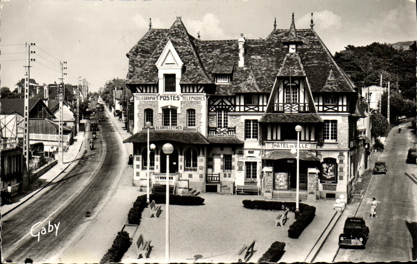 CPM Blonville sur Mer Hotel des P T T et Route de Deauville Hotel de Ville