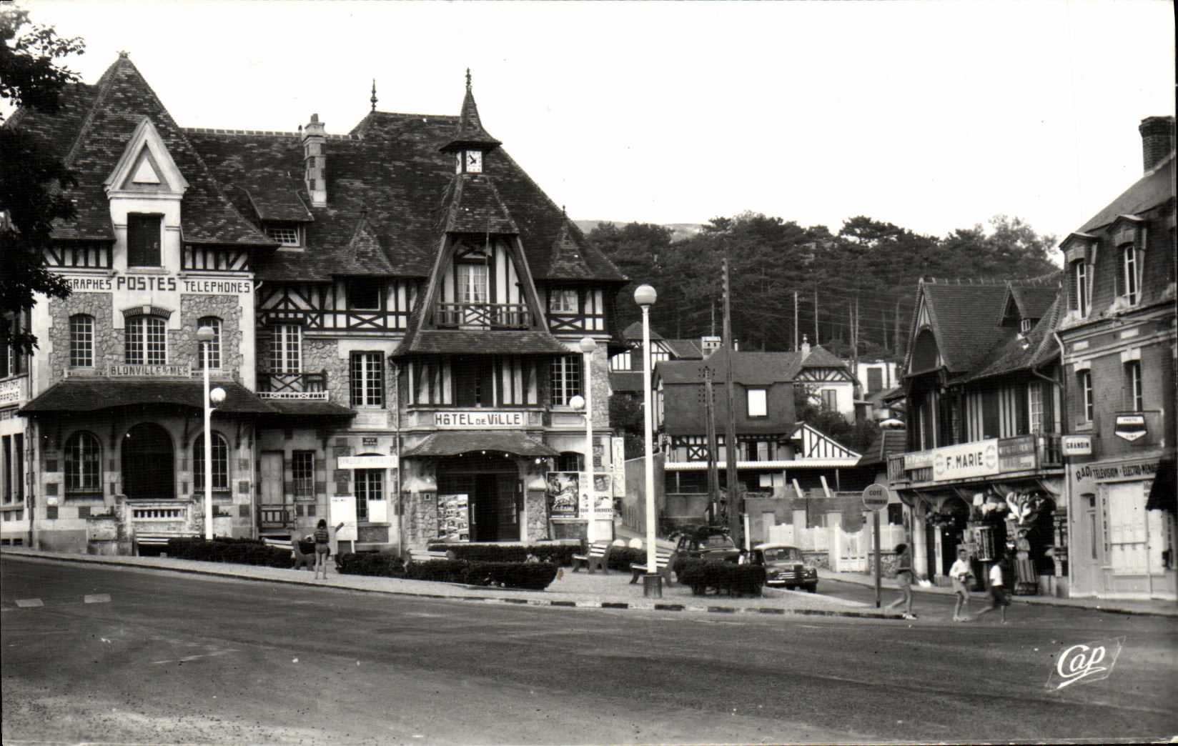 CPM Blonville sur Mer Les Poste et l Hotel de Ville