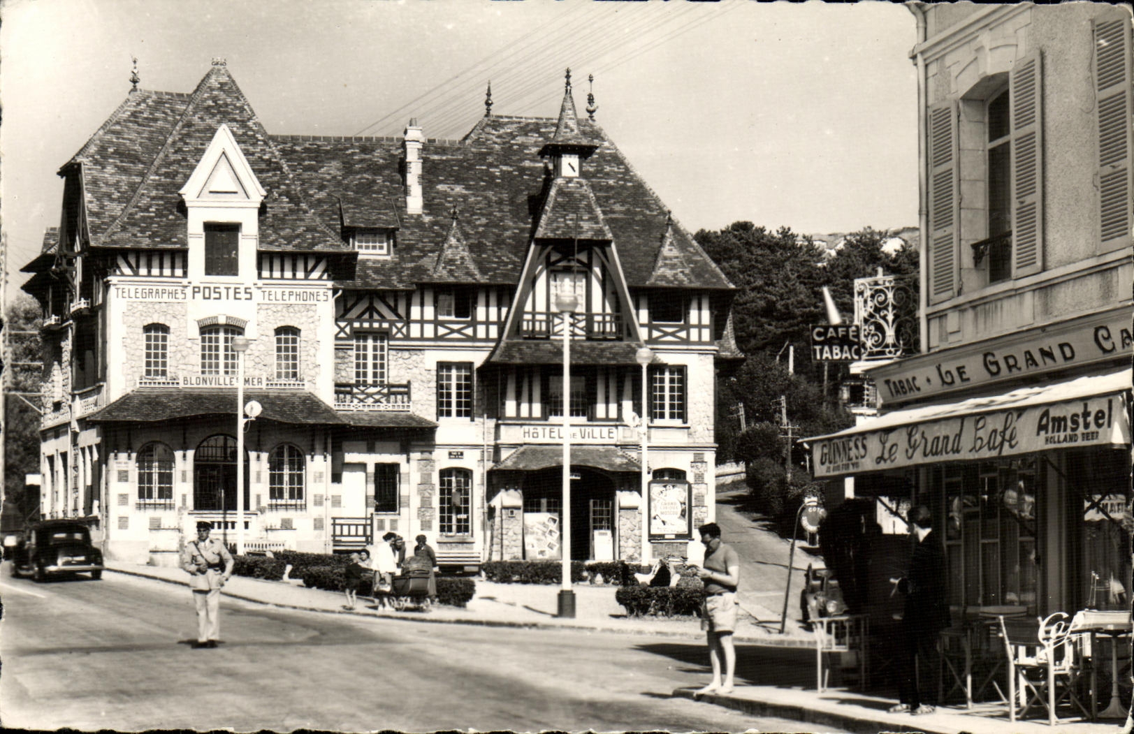 Blonville-mer — La Poste et l'Hôtel de Ville — C.A.P. 44, rue de l'Église, Paris