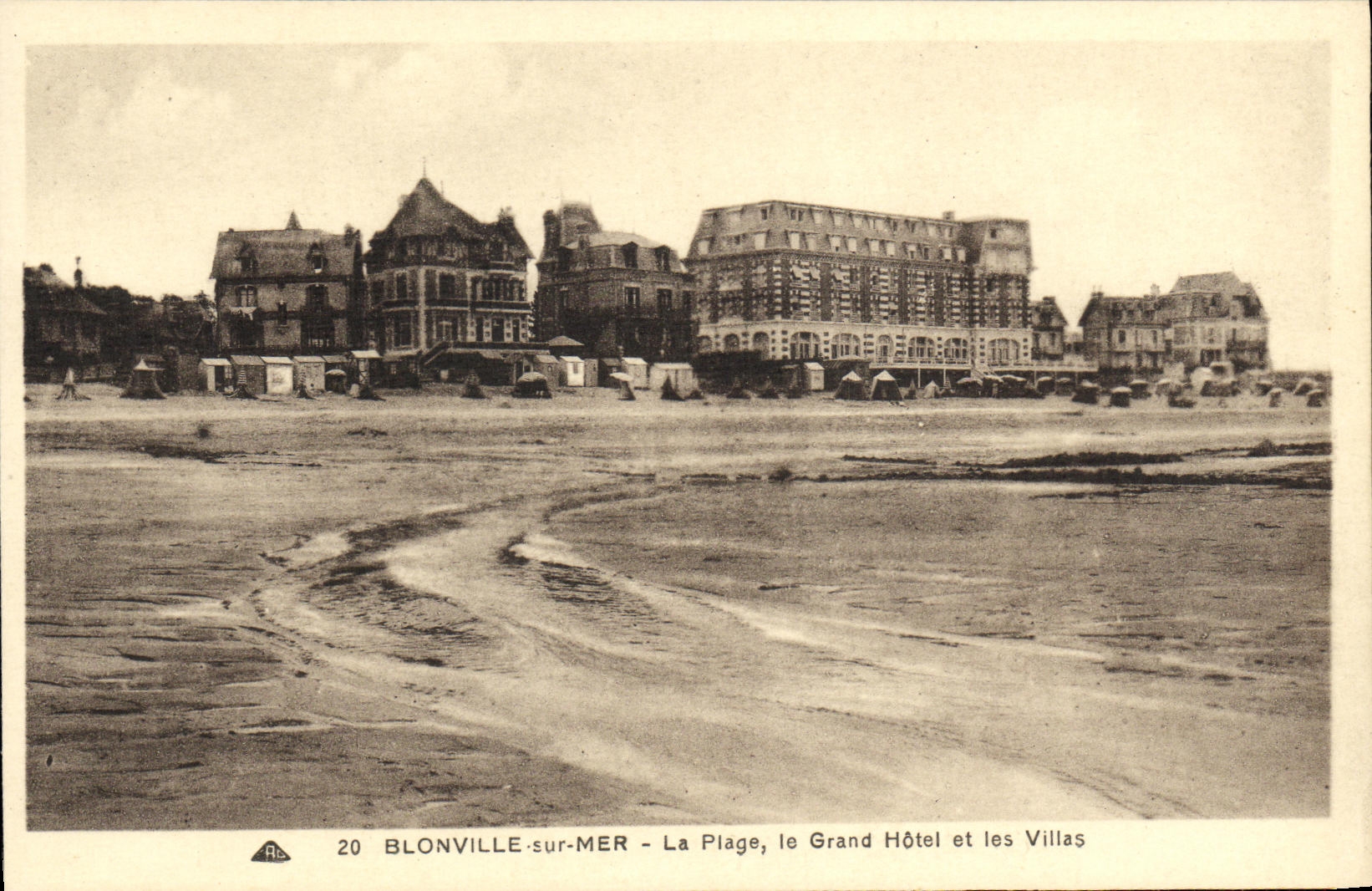 Blonville-sur-Mer — La Plage, le Grand Hôtel et les Villas — éditeur A. Rabourg, n° 20