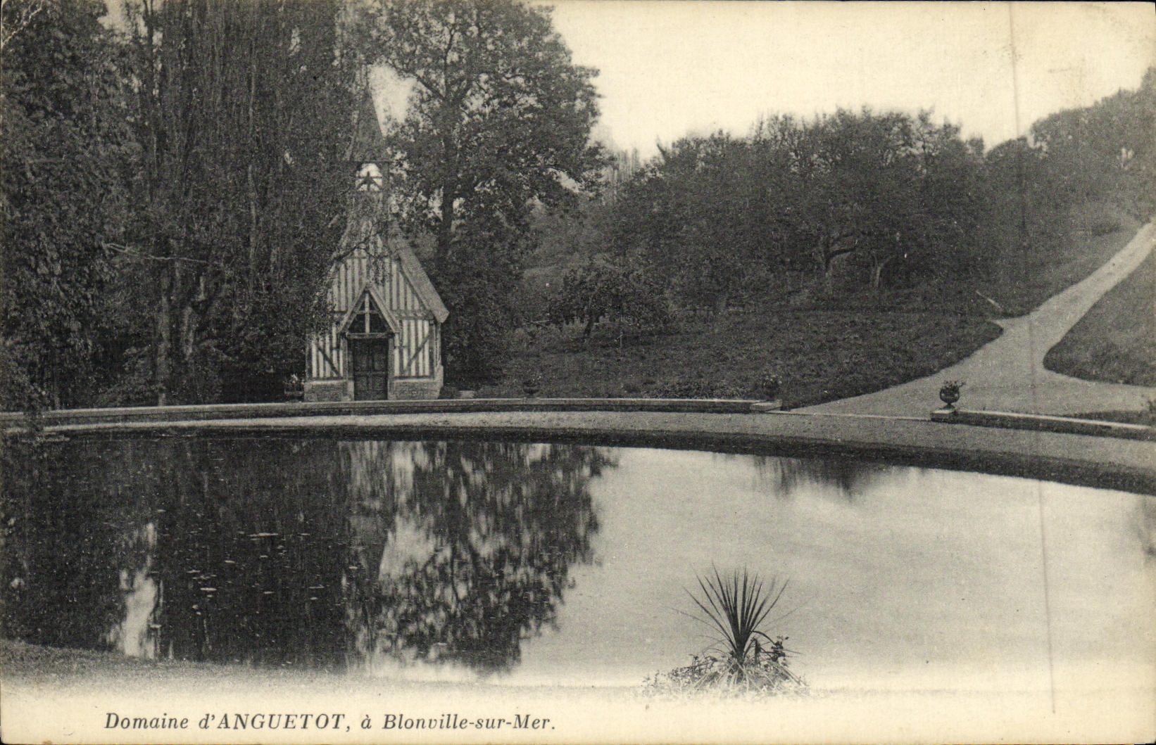 Domaine d'Anguetot — petite chapelle au bord d'un étang — à Blonville-sur-Mer